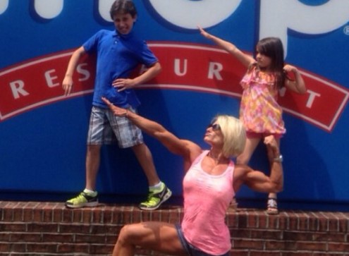 Bodybuilder Jill Vadala with her children (Source: Team V fitness)
