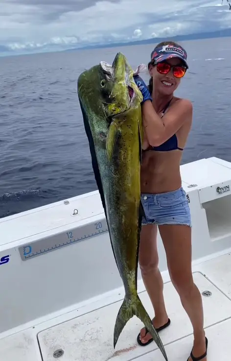 Brazilian female fisher, YouTube star Luiza Barros  (Source: Instagram)