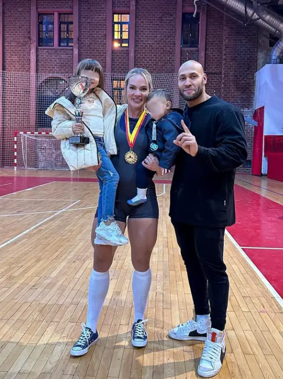 Yanyan Milutinovic after winning the competition, posing with her family
