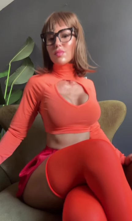 Eliza Rose Watson's doing cosplay of Velma Dinkley from Scooby-Doo