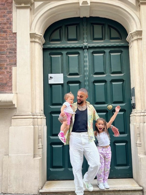 Layvin Kurzawa with his two adorable daughters