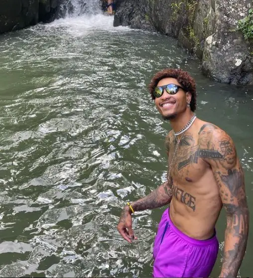 Kelly Oubre Jr. flexing his Sacrifice tattoo (Source: Instagram)