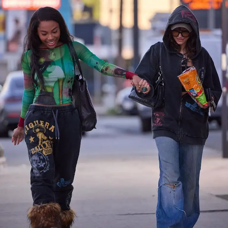 Odessa A'zion and Quen Blackwell strolling in the streets of Los Angeles