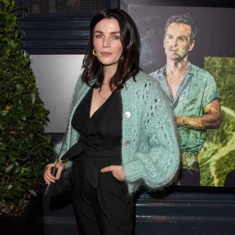 Irish actress and comedian Aisling Bea is allegedly single