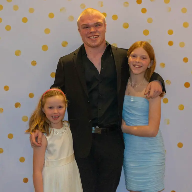 Sean Millis with his sisters